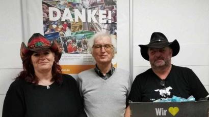 Bild: rha
Iris Engelhardt (links) und Georg Deinzer von den Happy Free Liners überreichen an Bernhard Saurenbach von der Amberger Tafel eine Spende von 200 Euro und ein Lebensmittelpaket.