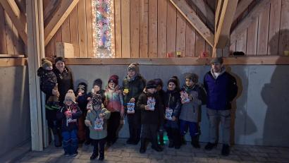 Bild: mnt
Das vierte und damit letzte Adventsfenster eröffnet die Bastelgruppe Thanstein (links Organisator Christina Mühlbauer). SRK-Vorsitzender Ulrich Knoch (rechts) übergab den Kindern ein kleines Weihnachtsgeschenk.