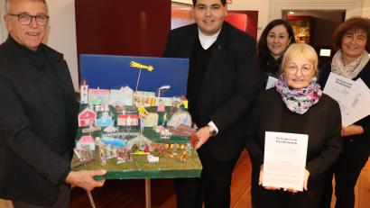 Bild: Stadt Tirschenreuth/exb
Bürgermeister Franz Stahl, Kaplan Ramon Rodriguez, Tourist-Info-Leiterin Birgit Plößner, die Vorsitzende der Krippenfreunde Marianne Stangl und die Museumspädagogin Erika Rahm (von links) bei der Übergabe der Krippe und Bastelbögen.