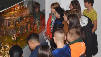 Bild: Thomas Sporrer
Dora Berr besuchte mit ihrer Klasse 7 M von der Tirschenreuther Mittelschule in Krippenschau. Die 13 Schüler waren eine von fünf Klassen, die bisher die Ausstellung besucht haben.