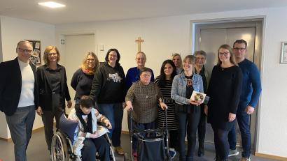 Bild: Inge Frank/exb
660 Euro spendete das Personal der Stadt Waldsassen für das Haus St. Gertrud. Im Bild (von links) Bürgermeister Bernd Sommer, Personalratsvorsitzende Inge Frank, das Team des Hauses St. Gertrud mit zwei Bewohnerinnen, Hausleiterin Romina Rauch sowie die Personalratsmitglieder Stefanie Ernstberger und Benjamin Müller.