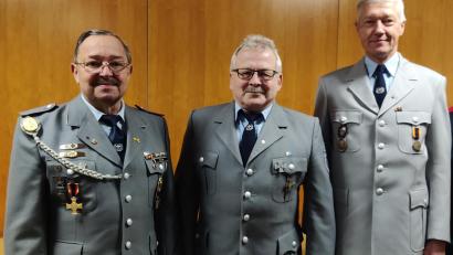 Bild: Emrich/exb
Die KSK wird für vier weitere Jahre von VorsitzendemGerhard Rössler, Zweitem Vorsitzenden Gerhard Schwab sowie Kassier Wolfgang Schieder (von links) geführt.