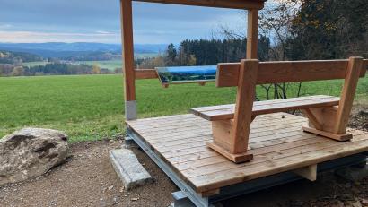 Bild: Ulrich Wohlgemuth/exb
Die Sitzbank im Landschaftskino lädt hier zum Verweilen ein und bietet einen eingerahmten Ausblick in die Region.