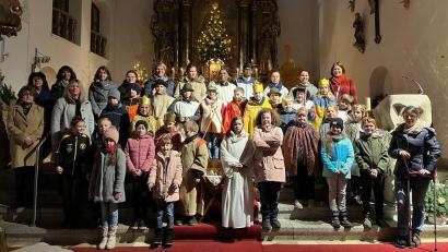 Bild: Richard König/exb
Die Kommunionkinder zeigten das Krippenspiel, sie wurden dabei vom Team des Familiengottesdienstes und den Tischmüttern sowie Pfarrer Julius Johnrose und Pfarrvikar Pater Arul unterstützt.