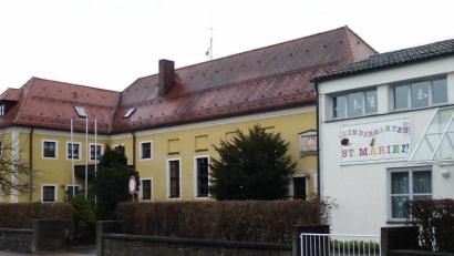 Bild: wel
Das Pfarrheim (links) wird in der ersten Jahreshälfte 2024 für die zeitlich begrenzte Nutzung als Kindergarten umgerüstet. Wenn die 130 Kinder "umgezogen" sind, kann der Kindergarten (rechts) saniert werden