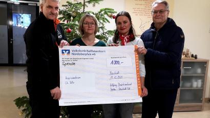 Bild: R. Kreuzer
Kolping-Bezirksvorsitzender Roland Hoffmann (links) und Bezirkskassier Rudi Kneidl (rechts) überreichen 1000 Euro an Susanne Wagner (Zweite von links) und Johanna Lakomski.