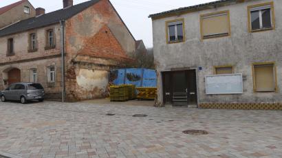 Bild: rn
WC-Container oder Umbauten in Anwesen Holleslohe 5 und 7? Der Stadtrat Neustadt am Kulm entscheidet über den Bau einer öffentlichen Toilettenanlage am Marktplatz.