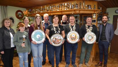 Bild: gi
Die Schützengesellschaft Moosbach kürte ihre Könige, Liesl und Nachwuchskönige. Zum Schützenkönig wurde Sandro Stefinger (Zweiter von rechts), als Liesl Theresa Guttenberger (Fünfte von rechts), als Luftpistolenkönig Harald Enslein (Dritter von rechts) und als Schüler/Jugendkönig Beate Kleber (Vierte von links) von Schützenmeisterin Jutta Fuchs (links) ausgerufen. Bürgermeister Armin Bulenda (rechts) dankte den Schützen für ihre Arbeit.