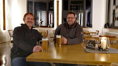Bild: lnz
Timo Hirsch (links) und Matthias Doß an einem Tisch in ihrer Gaststube: Sie freuen sich auf die Eröffnung am 15. Dezember.