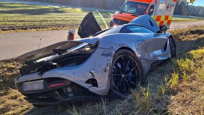 Bild: Polizei Mittelfranken
Ein Mann hat seinen MCLaren bei Ansbach zu Schrott gefahren. Der Schaden beträgt wohl 380.000 Euro. Bild: Polizei Mittelfranken