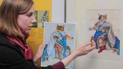 Bild: Wolfgang Steinbacher
Julia Riß, die Leiterin des Amberger Stadtmuseums, zeigt Michael Mathias Prechtls "Meisterkater" (rechts) und einen früheren Entwurf.