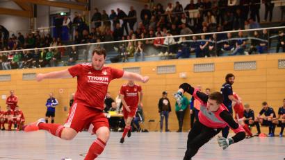 Archivbild: mhs
Die SpVgg Pfreimd mit Spielertrainer Bastian Lobinger (links) ist für die Endrunde der Futsal-Kreismeisterschaft genauso wie Ausrichter TB Roding gesetzt. 25 Mannschaften kämpfen in drei Vorrundenturnieren um die restlichen sechs freien Plätze bei der Endrunde.