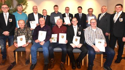 Bild: no
Ehrungen bei der SRK Illschwang: (stehend, von links) 2. Vorsitzender Heiko Burkhard, Erich Langer, Walter Schlenk ,BSB-Bezirksvorsitzender Horst Embacher, Uwe Keck , Hubert Bauer, 2. Bürgermeister Benjamin Hiltl, Norbert Weis, Reservisten-Ehrenkreisvorsitzender Werner Gebhard, 1. Vorsitzender Fritz Falk, (sitzend, von links) Georg Pilhofer, Hans Donhauser, Gerhard Lehner, Gerald Habermehl und Martin Bauer.