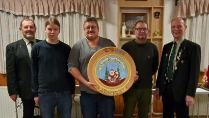 Bild: Biersack/exb
Nach der Preisverteilung: Schützenmeister Uli Götz, Andreas Geiger, Thomas Ries, Norman Paumer und Schießleiter Werner Irlbeck (von links)