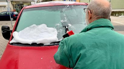 Bild: Gabi Schönberger
Mit Besen und Eiskratzer: Ein Autofahrer in Weiden befreit seine Autoscheibe von Schnee und Eis. Der Motor sollte dabei auf keinen Fall an sein, der Umwelt zuliebe.