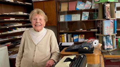 Archivbild: Völkl
Ida Sobiegalla in ihrem Schreibwaren- und Büchergeschäft am Oberen Markt: So kannte man sie in Nabburg.