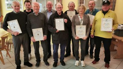 Bild: Anja Belmer/exb
Die Geehrten (von links): Johann Meier (60 Jahre), Dominik Hösl (25 Jahre), Siegfried Fertsch (60 Jahre), Roland Strehl (Bürgermeister), Erhard Ruhmannseder (50 Jahre), Rudolf Espach (60 Jahre), Annette Weigl (Ehrenmitglied), Josef Meier (60 Jahre), Johann Weigl (Ehrenmitglied).