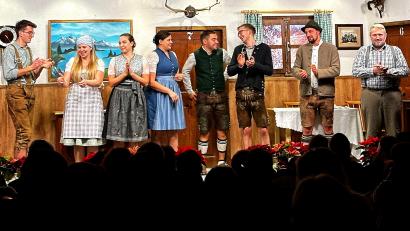 Bild: R. Kreuzer
Die Schauspieler des Burschenvereins lassen sich nach gelungener Premiere feiern.