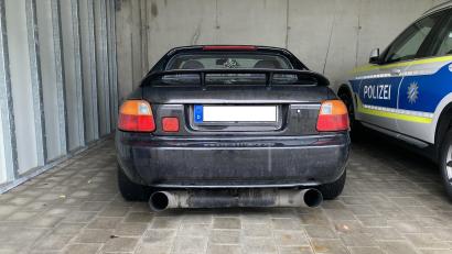 Bild: Polizeiinspektion Tirschenreuth/exb
In der Nacht zum Sonntag, kurz nach Mitternacht befand sich eine Streife der Polizeiinspektion Tirschenreuth in der Otto-Hahn-Straße. Beim Durchfahren der Straße, dachten die Beamten, ihnen wäre ein Rennwagen entgegengekommen, nicht so schnell aber mindestens so laut.