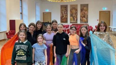 Bild: MRG/Kober
Schülerinnen der Musicalklasse 6 des Max-Reger-Gymnasiums mit der Tänzerin und Choreographin Nadine Gerspacher (Dritte von links) und Tanztherapeutin Bianca Kruppa (Vierte von links).