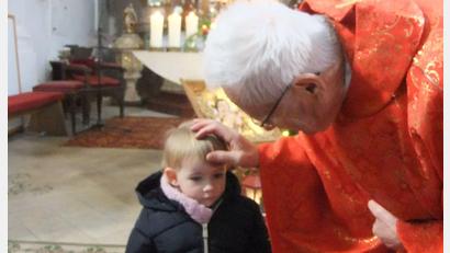 Bild: gm
Ruhestandspfarrer Josef Beer segnet die kleine Klara in der Pittersberger Nikolauskirche und macht ihr das Kreuzzeichen auf die Stirn.