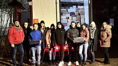 Bild: whü/exb
Sven Weber (von links), Tobias Veigl, Manuel Bothner, Sabrina Scherm, Maria Merkel, Esther Popp, Lucas Serfling, Tim Veigl, Lea Serfling, Stefanie Popp und Celina Klose kümmerten sich um die abgegebenen Päckchen.