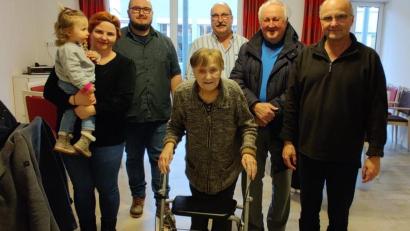 Bild: gz
Im Beisein zweier Söhne, zweier Enkel und der Ur-Enkelin gratulierte Pfarrer Erwin Bauer der Jubilarin Johanna Renger zum 90. Geburtstag.