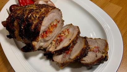 Bild: Michael Schiffer 
Mit einer Paste aus Paprika, Rosmarin, Knoblauch und Öl wird der Spießbraten eingerieben bevor er in den Ofen kommt. Als Beilage schmeckt zu dem Gericht Kartoffelsalat.