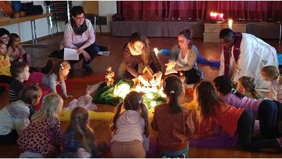 Bild: mez/exb
Der Kleinkindergottesdienst in der Pfarrei Immenreuth brachte viel Licht ins Dunkel.