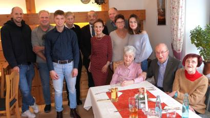 Bild: fvo
Lydia und Herwig Maier (sitzend von links) feiern mit ihrer Familie sowie Pfarrer Norbert Götz und Bürgermeister Josef Beimler die Eiserne Hochzeit.