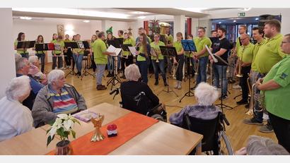 Bild: dob
Die Roggensteiner Jugendkapelle mit Dirigent Josef Wolfrath spielte heuer erstmals wieder weihnachtliche Weisen im Walter-Siegert-Caritasheim.