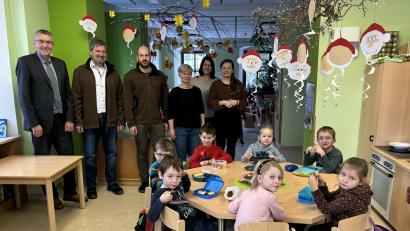 Bild: Franz Schöner/exb
Die Möbelschreinerei Philipp sponserte dem Kinderhaus „Dorfpiraten“ einen ihrer Aktionstische. Im Bild: (hinten, von links) Bürgermeister Franz Schöner, Außendienstmitarbeiter Stefan Lorenz, Juniorchef Roman Koska, Kinderhausleiterin Ilona Kilian sowie die Mitarbeiterinnen Michaela Völkl und Susanne Zoller.