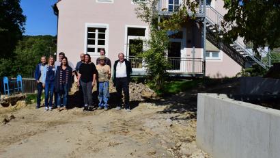 Archivbild: no
Hohe Kosten musste die Gemeinde Illschwang 2023 für die Außengestaltung der Kindertagesstätte St. Vitus aufwenden. Dieser letzte Bauabschnitt zieht sich noch ins neue Jahr hinein. Das Bild entstand bei einem Ortstermin vor einiger Zeit.