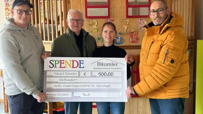 Bild: pi
Eduard Bäumler (rechts) und Luca Bäumler (links) übergeben Anja Thalhauser und Josef Meckl 500 Euro für das Kinderhaus.