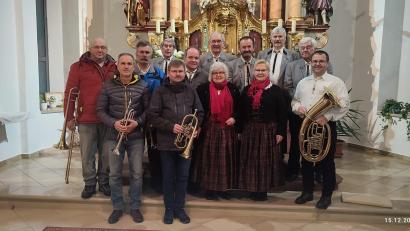 Bild: Linde Wick/exb
Der Posaunenchor aus Speichersdorf (links), der Männergesang aus Kastl (hinten) und die Kemnather Sängerinnen (vorne rechts) luden zu einem Adventssingen nach Burkhardsreuth ein.