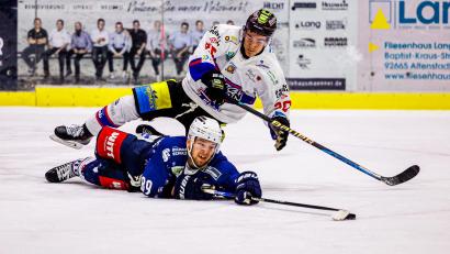 Archivbild: Werner Moller
Tyler Ward (unten, Szene aus der Partie gegen Deggendorf) und die Blue Devils Weiden fischten sich am Donnerstagabend drei weitere Punkte bei den Passau Black Hawks.