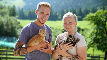 Bild: RTL/Stefan Gregorowius
Schafzüchter Hannes (23) und Kinderpflegerin Jenny (21) während ihrer gemeinsamen Hofwoche bei der Sendung "Bauer sucht Frau". Die junge Frau stammt aus Ammerthal im Landkreis Amberg-Sulzbach und ist am Dienstag, 19. Dezember, um 20.15 Uhr auf RTL zu sehen.
