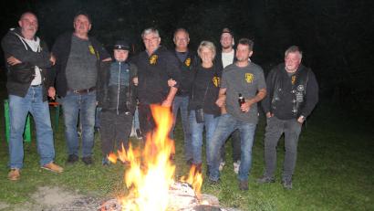 Bild: kro
Beliebt und gut besucht sind die Rock-Abende der „Mopedgäng Bisons“ aus Herrmannsreuth, die im Garten von Helmut Wettinger veranstaltet werden.
