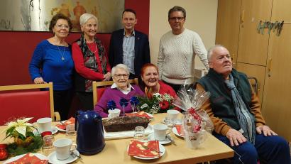 Bild: exb
Gregoria Garcia Alonso (sitzend ganz links) feiert ihren 100. Geburtstag im Frenz-Zebisch-Seniorenheim in Weiden. Oberbürgermeister Jens Meyer (stehend Zweiter von rechts) gratuliert.