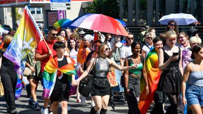 Bild: Petra Hartl
Gute Nachricht für die Vielfalt: Beim Christopher Street Day (CSD) feierten 250 Teilnehmer in Amberg im August einen weltweit begangenen Fest-, Gedenk- und Demonstrationstag von Lesben, Schwulen, Bisexuellen, Transgendern und Intersexuellen.