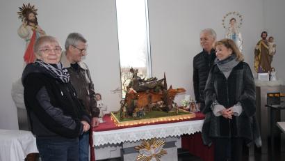 Bild: fvo
Lisa und Franz Fichtl (von links) übergeben zusammen mit Hildegard Striegl-Zell (rechts) die neue Wurzelkrippe mit Figuren an Reinhold Bäumler für die kleine Kapelle "Salve Regina" am Waldthurner Badeweiher.