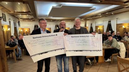 Bild: gel
Schiedsrichter-Obmann Thomas Gebele (Mitte) überreichten die Spenden.
