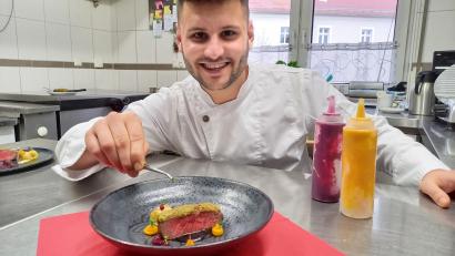Bild: bl
Mit einer Pinzette dekoriert Bayerns jüngster Küchenmeister, Tobias Gillitzer aus Niedermurach die Püree-Tupfe zum Rinderfilet mit Kräuterkruste. Schließlich soll auch die Optik stimmen.