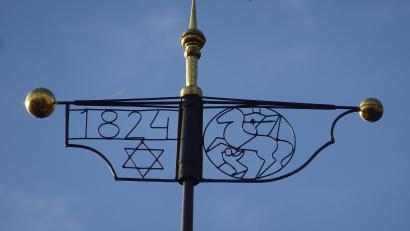 Bild: ui
Die Jahreszahl 1824, das Stadtwappen und ein Stern krönen den Giebel des Rathauses in Neustadt/WN.