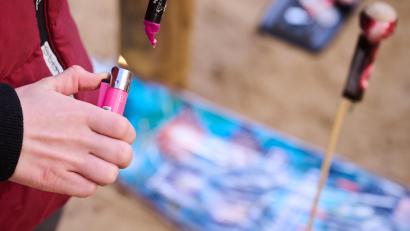 Bild: Annette Riedl/dpa
Ein Kind zündet auf einem Spielplatz Silvesterböller an. Die Deutsche Gesellschaft für Handchirurgie empfiehlt allerdings: Für Kinder und Jugendliche sollten Feuerwerkskörper tabu sein.