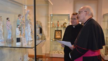 Bild: jr
Pfarrer Klaus Hausmann (links) führte Bischof Rudolf Voderholzer durch die Sonderausstellung in Waldsassen mit sakralen Gegenständen, die er in den vergangenen Jahrzehnten gesammelt hat.