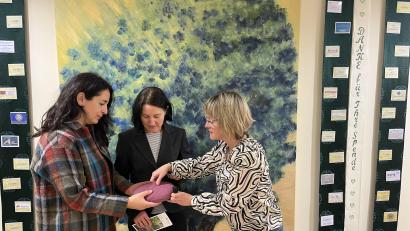Bild: vv
Christina Kopp und Carmen Schneller (von links) vom Rotary-Club Weiden Max-Reger lassen sich von Hospiz-Leiterin Susanne Wagner die Funktionsweise eines Klangkissens und den Nutzen von Teebaumöl erläutern.