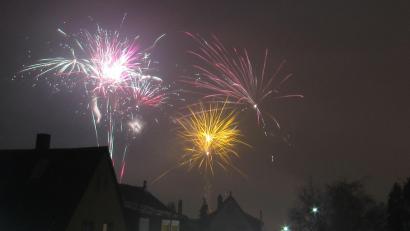 Archivbild: Hans Kayser
Ist das Feuerwerk an Silvester noch zeitgemäß? Während es für viele Tradition ist, fordern andere ein Verbot von Raketen und Böllern zu Neujahr. Die Gründe hierfür sind vielfältig. In Weiden sieht man derzeit noch keinen Handlungsbedarf.