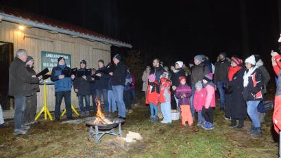 Bild: bey
Mit Musikbeiträgen und Geschichten feiert der Schiclub Pleystein eine stimmungsvolle Waldweihnacht.