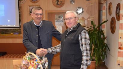 Bild: bö
Nach 15 Jahre Tätigkeit als Marktgemeinderat in Schmidmühlen wurde Georg Koller (rechts) aus dem Gremium von Bürgermeister Peter Braun bei der Jahresschluss-Sitzung verabschiedet.